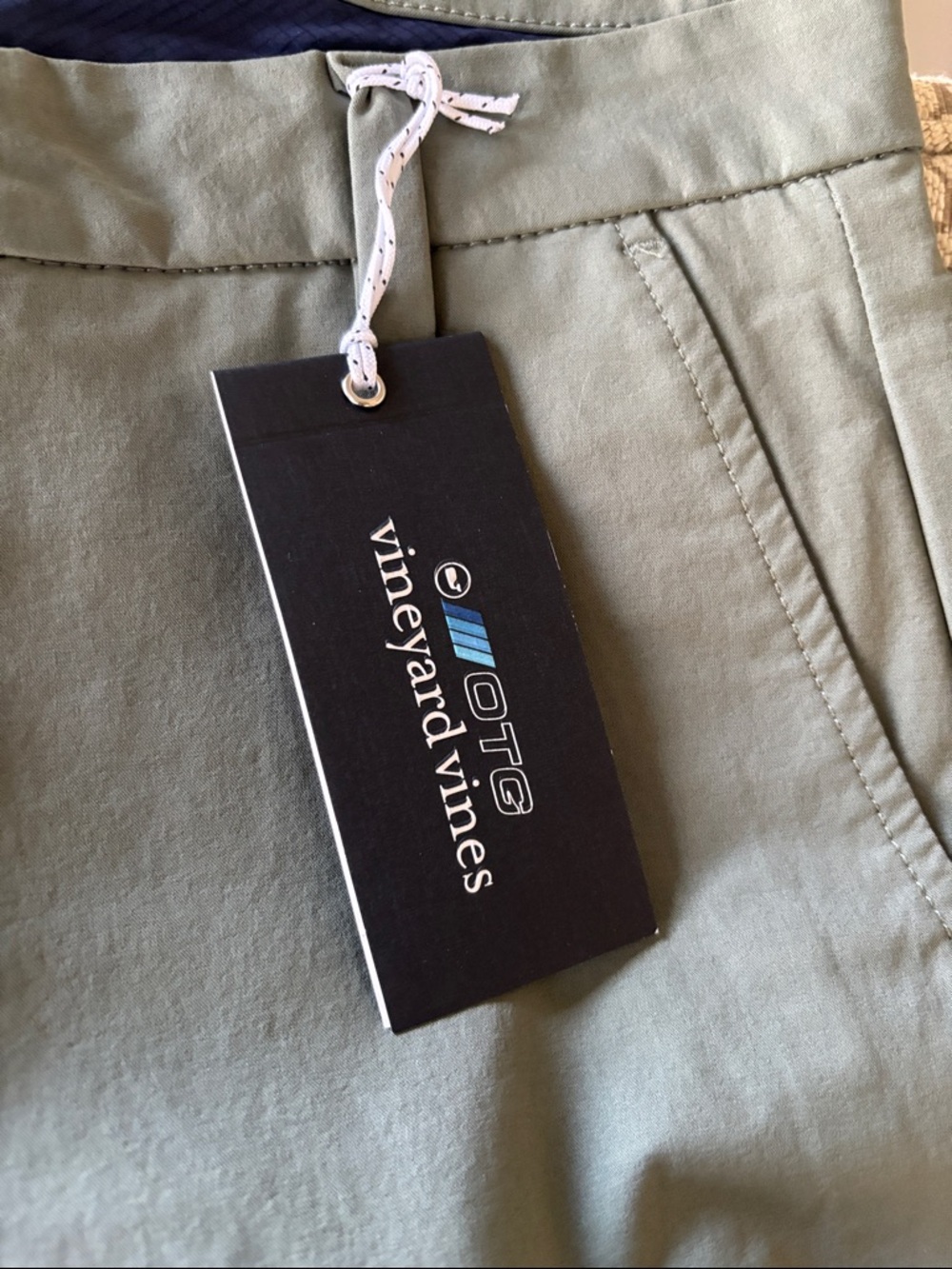 Vineyard Vines On The Go Men’s Surplus Green Flat Front Shorts - Picture 2 of 5